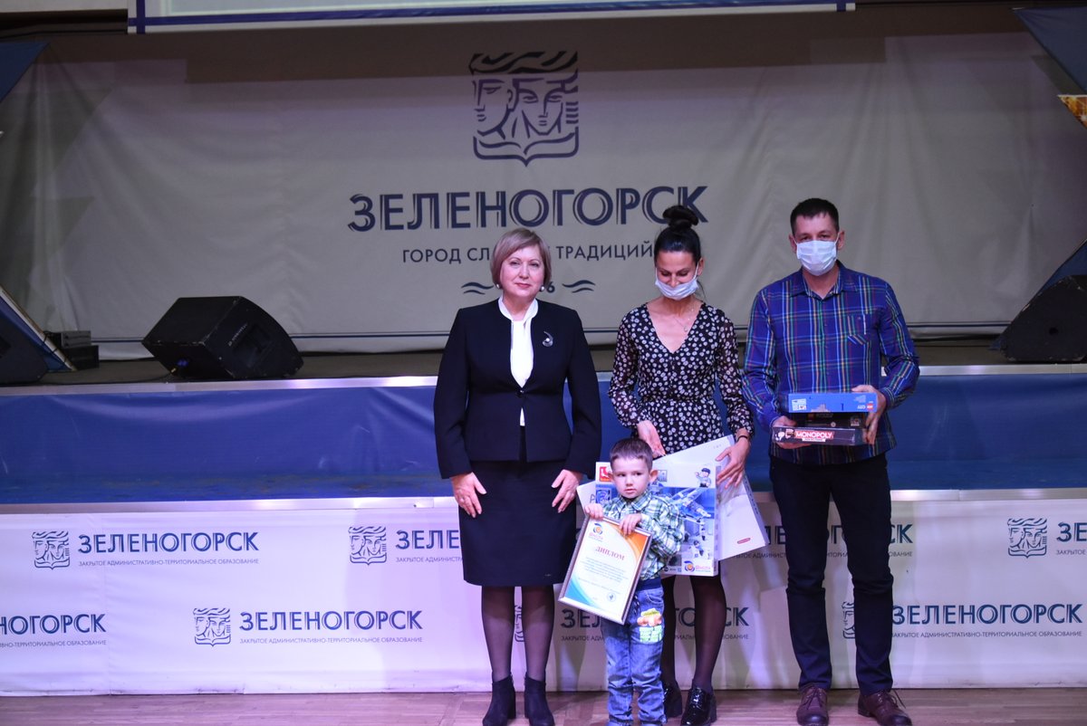 28 сентября, в День празднования 75-летия атомной промышленности, в #Зеленогорск состоялось торжественное награждение семи семей-победителей конкурса #ВсейСемьейСоШколойРосатома. Поздравляем победителей с заслуженными наградами!