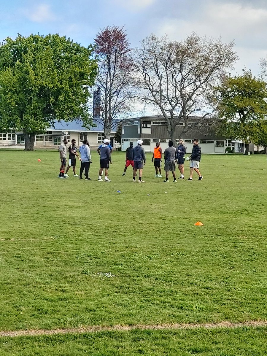 Summer  Sports begins in NZ.RSE workers in #Motueka are having a RSE Touch Rugby  competition that goes through summer. Today #Vanuatu &amp; #Samoa RSE workers came together for trainings ready for weekend games.
🇻🇺🇼🇸🇳🇿