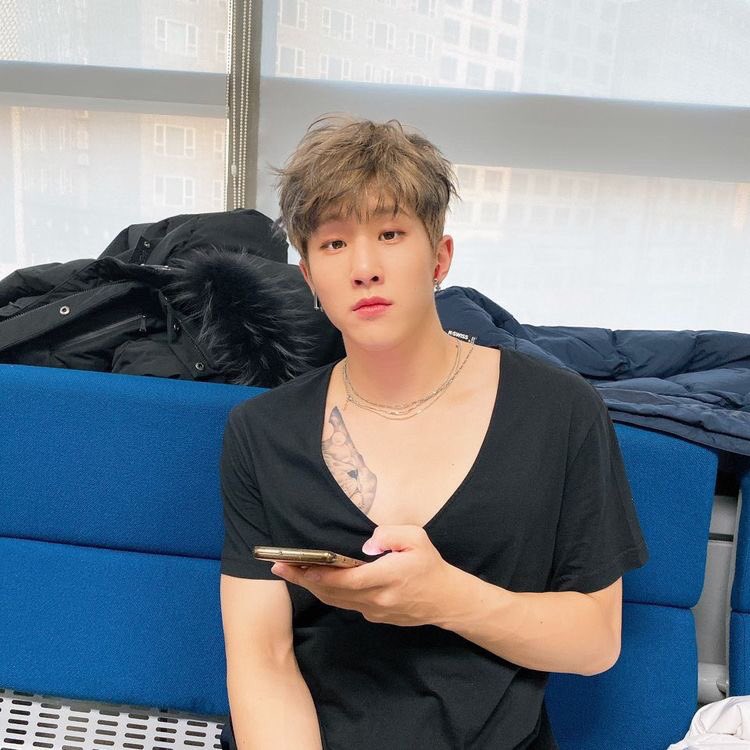 Chill day at the waiting room. YES CHILL! [ #진진 |  #아스트로   |  #Jinjin |  #아스트로진진 |  #ジンジン |  @offclASTRO ]