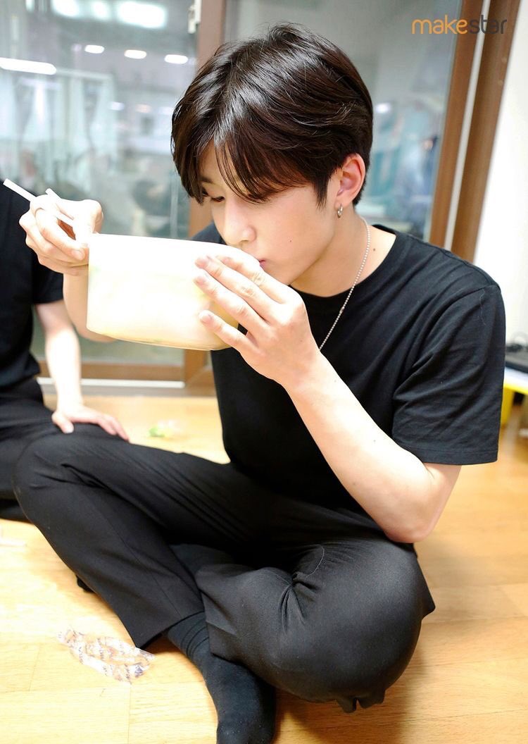 HE LOOK PERFECTLY HANDSOME EVEN WHEN HE’S EATING[ #진진 |  #아스트로   |  #Jinjin |  #아스트로진진 |  #ジンジン |  @offclASTRO ]