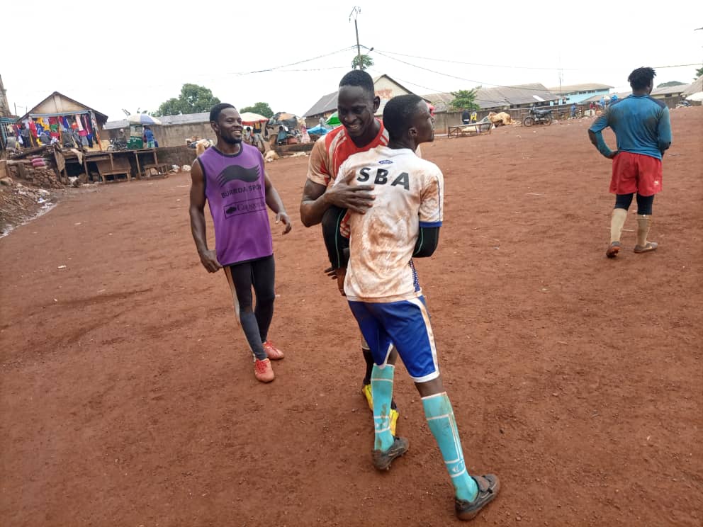 SBetsenAcademy's tweet photo. Quand jouer au #rugby prend tout son sens...
😀🤝💪
#Etoudi #Cameroun #espritrugby #valeurs #rugbysolidaire #rugbypourtous #rugbyfordevelopment #sportfordevelopment #sportimpact #sportencommun #ODD https://t.co/E6otU1nPS3