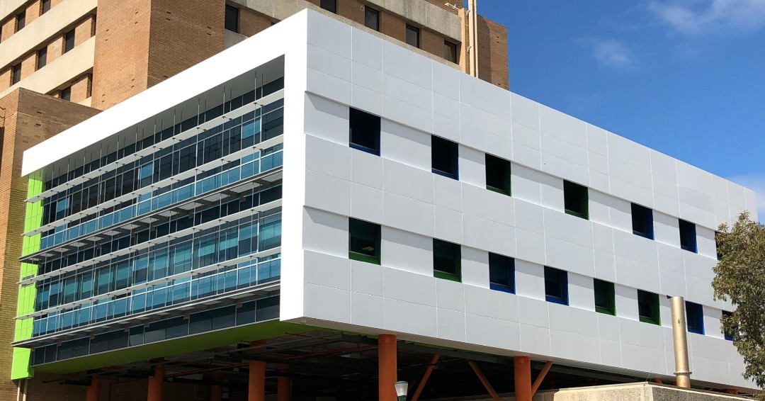 King Edward Memorial Hospital WA reclad has been completed. Over 800m2 of MondoClad® premium solid aluminium panels has been installed. 

White, along with custom colours Viper Green and Bondi Blue were used and the result is stunning. 

Great work Exopro WA.