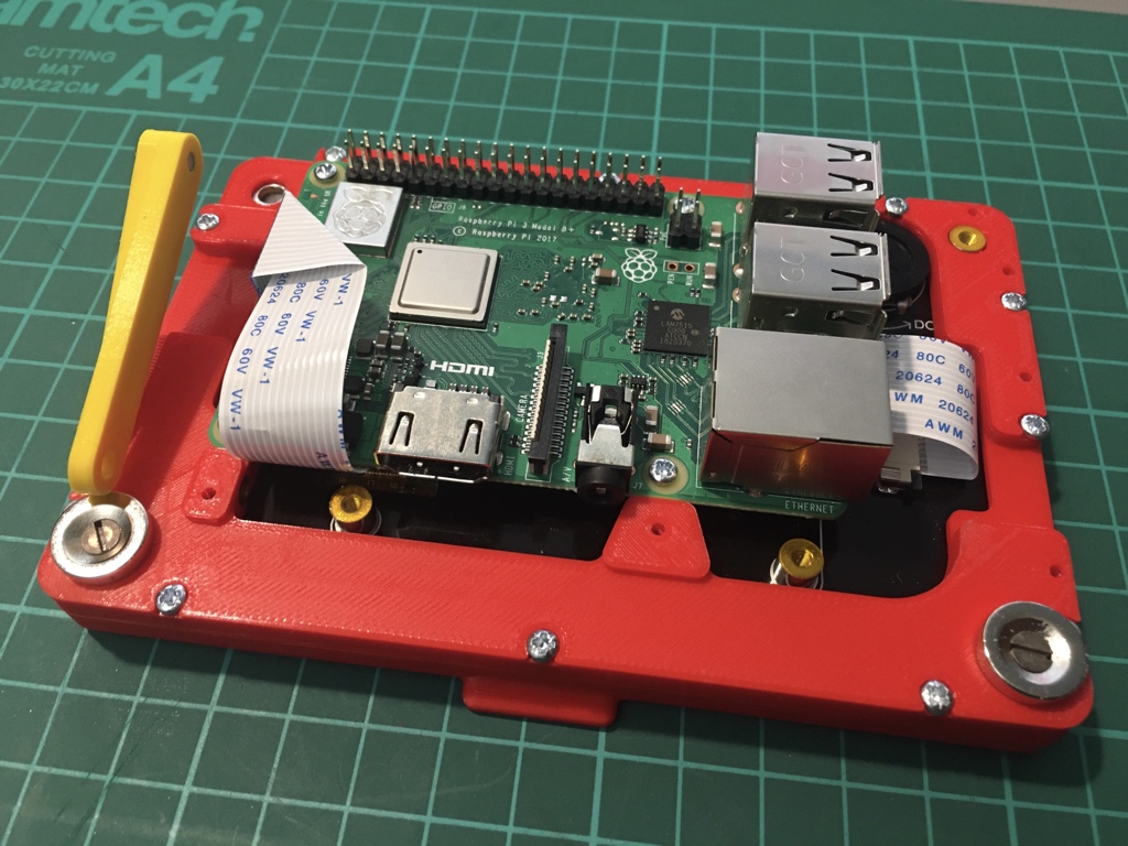 goldorak_r's tweet image. Assemblage de l’ecran escamotable pour l’interface utilisateur couplée à un panneau de contrôle avec 4 interrupteurs, 1 bouton reset, 2 LEDs d’état, la nouvelle tirette et l’arrêt d’urgence. Notez l’astuce des deux pièces métalliques intégrées à la pièce 3D (&amp;lt;-&amp;gt;aimants). #CDR2020
