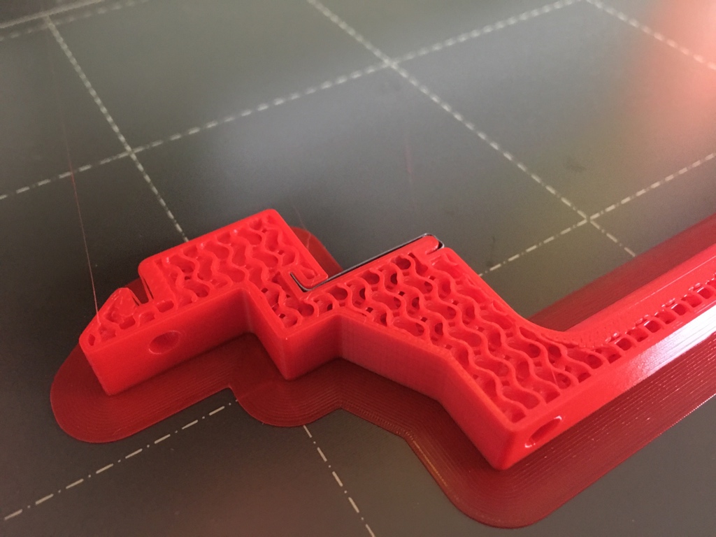 goldorak_r's tweet image. Assemblage de l’ecran escamotable pour l’interface utilisateur couplée à un panneau de contrôle avec 4 interrupteurs, 1 bouton reset, 2 LEDs d’état, la nouvelle tirette et l’arrêt d’urgence. Notez l’astuce des deux pièces métalliques intégrées à la pièce 3D (&amp;lt;-&amp;gt;aimants). #CDR2020