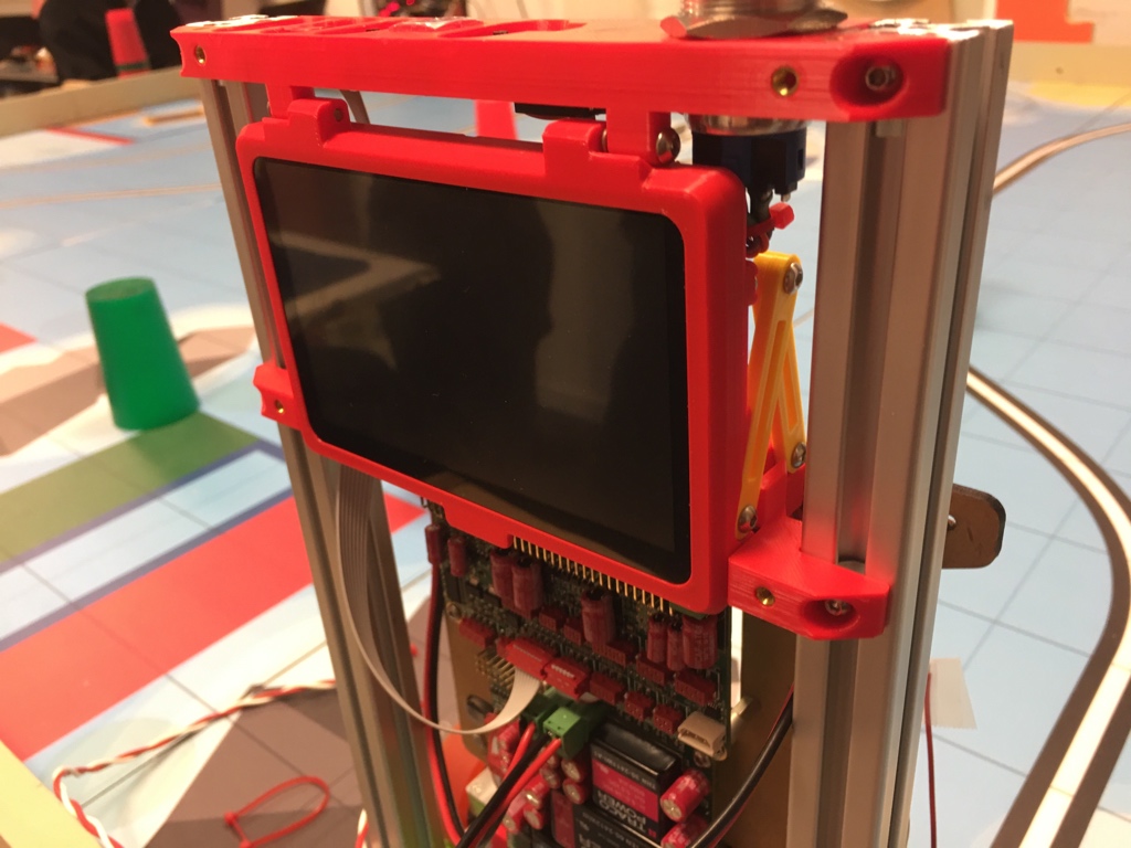 goldorak_r's tweet image. Assemblage de l’ecran escamotable pour l’interface utilisateur couplée à un panneau de contrôle avec 4 interrupteurs, 1 bouton reset, 2 LEDs d’état, la nouvelle tirette et l’arrêt d’urgence. Notez l’astuce des deux pièces métalliques intégrées à la pièce 3D (&amp;lt;-&amp;gt;aimants). #CDR2020