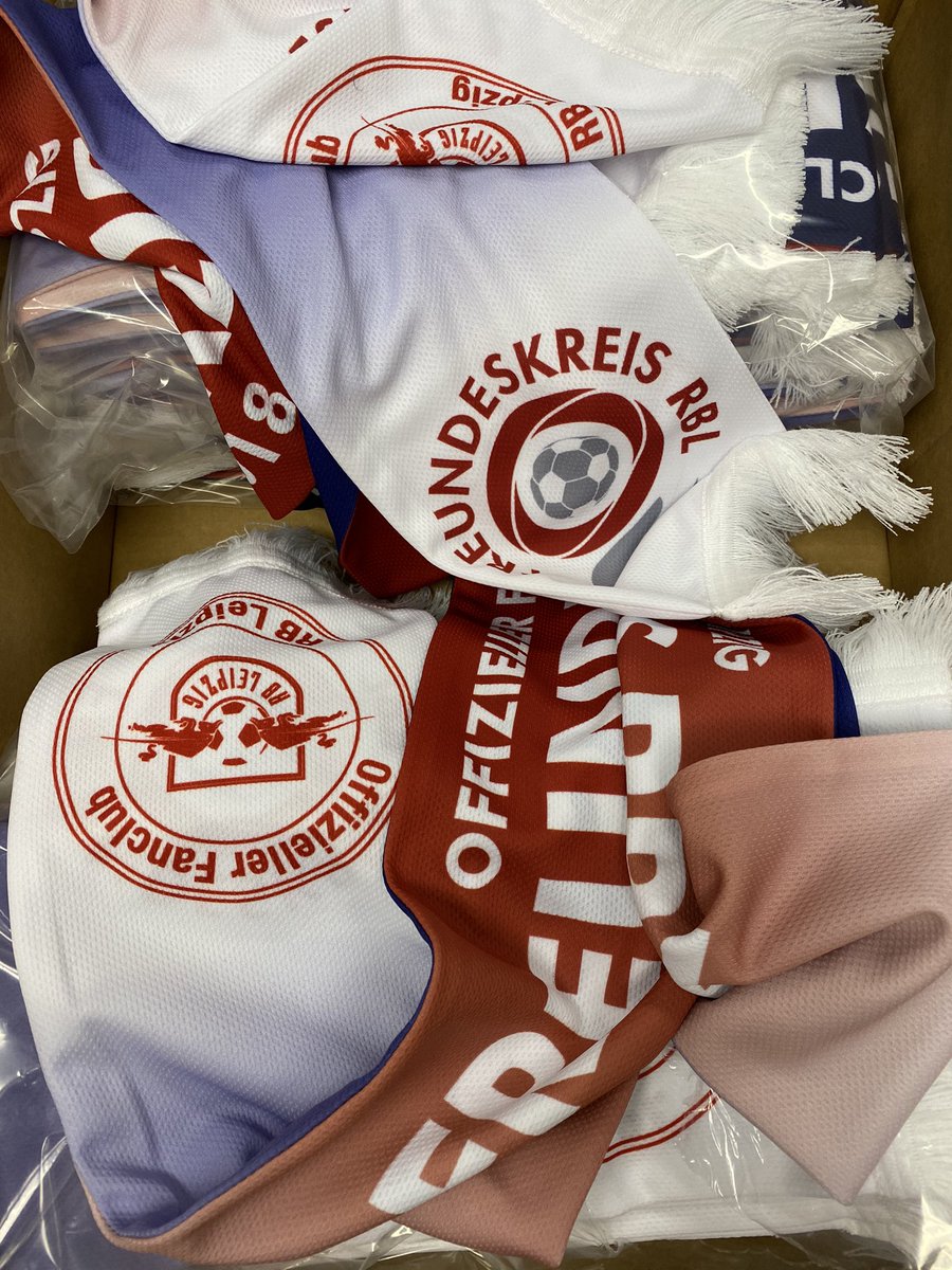 FreundeskreisRB's tweet photo. Ab dem nächsten Spieltag sind wir nun noch besser ausgerüstet im Stadion unterwegs. Yeah! Unsere Schals sind da! 🥳😎👌🏻
#Freundeskreis #Schals #OFC @DieRotenBullen 💪 https://t.co/2jSX1BsG7d