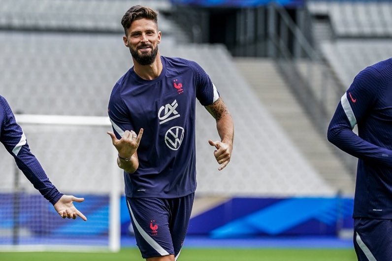 equipedefrance's tweet photo. Bon anniversaire @_OlivierGiroud_ 🎂🎉 34 ans #FiersdetreBleus https://t.co/R9qVFGTM3w