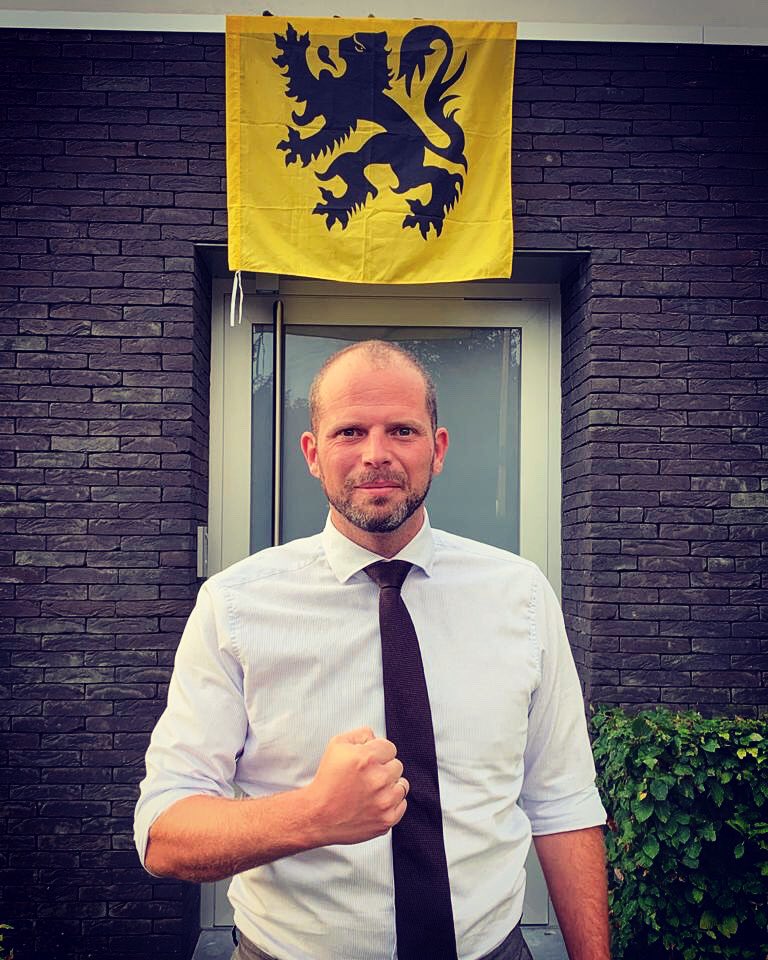 Paarsgroene regering geland. Vlaamse leeuw uitgehangen. Uit protest. 
Geen Vl meerderheid. 
Geen confederale omslag. 
Geen democr legitimiteit in Vl.

We z dit project bestrijden ter land, ter zee en id lucht. Van Opgrimbie tot De Panne.

Hang uw vlag ook uit en post een foto! 💪