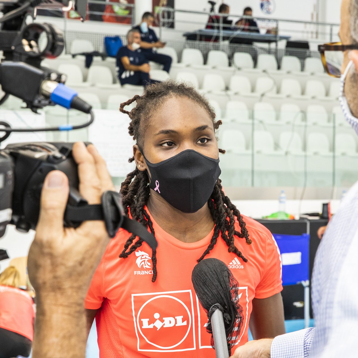 FRAHandball's tweet photo. Les Bleues arboraient hier un maillot d'entraînement rose, en soutien à la recherche contre le cancer du sein, à l'initiative de la @Caisse_Epargne ✊ 

➡ https://t.co/O2Mb1lIbFK

📷 FFHandball/J.SCHLOSSER

#BleuetFier #Generose https://t.co/ojbkio2ivu