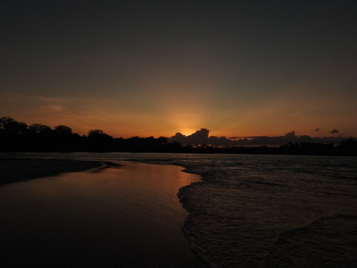 2. If you decide to visit Kongo River Beach, please stay and catch the sunset. I promise you once you catch the sunsets, you'll find yourself going back over and over again.Imagine all these beauty for free?