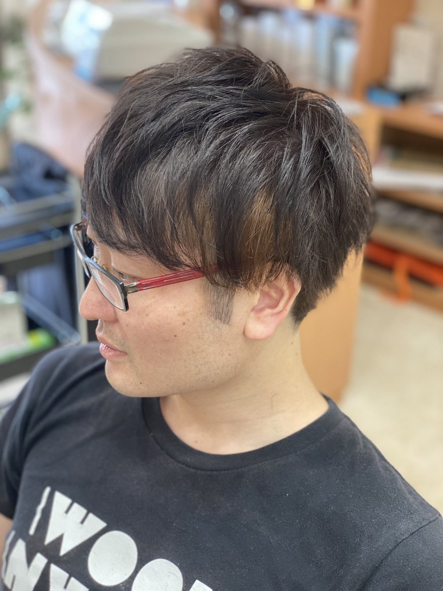 Hair Make Viho Di Twitter メンズインナーカラー 全体は暗めのアッシュ系カラーにインナーに少しハイトーン ᴗ ブリーチなしなので明るくなり過ぎずさり気ない感じがgood 高知美容室 高知大学 メンズインナーカラー メンズヘア メンズカット メンズ