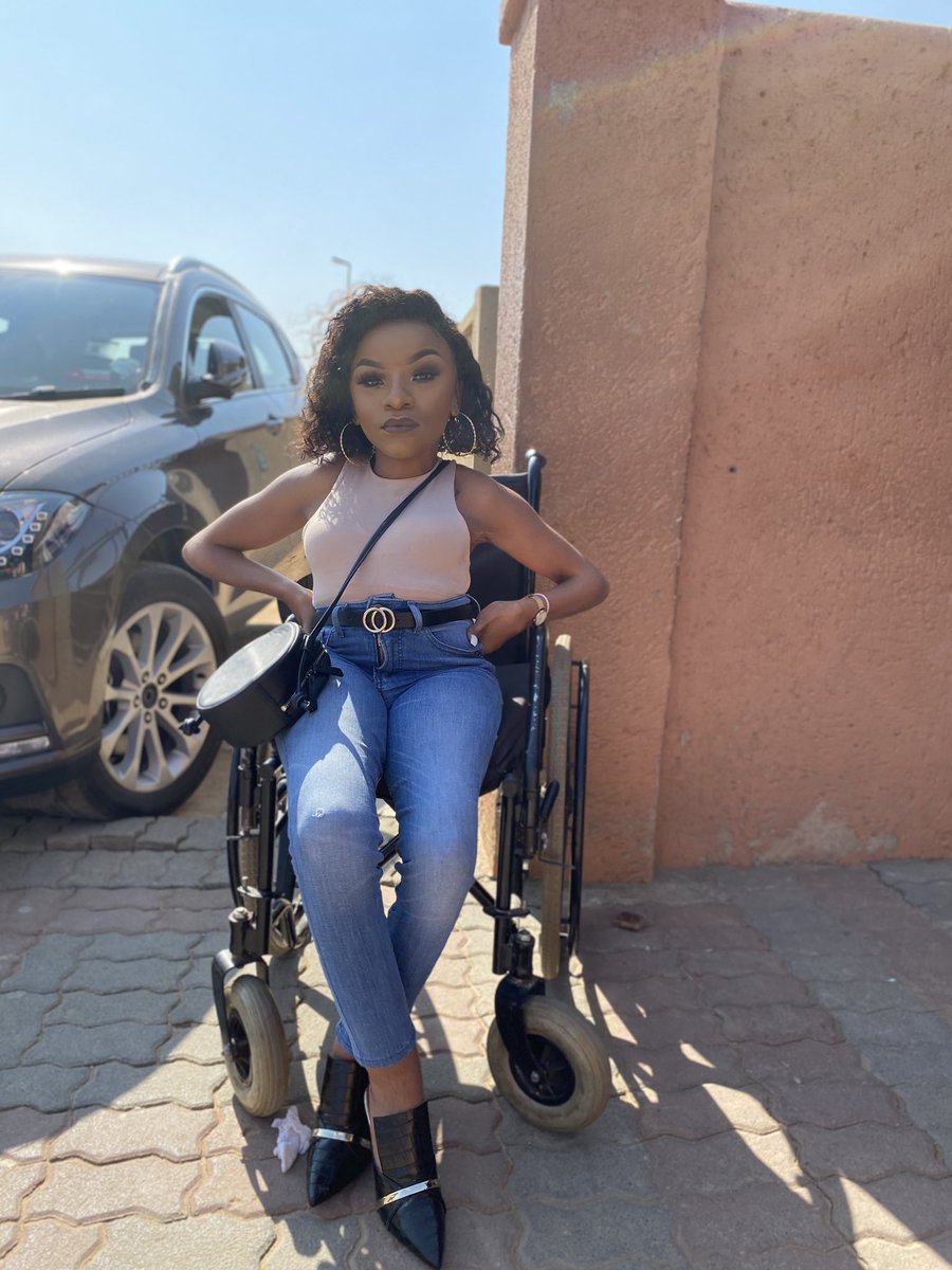 A wheely Queen! 👑

Makeup by myself 💄💋