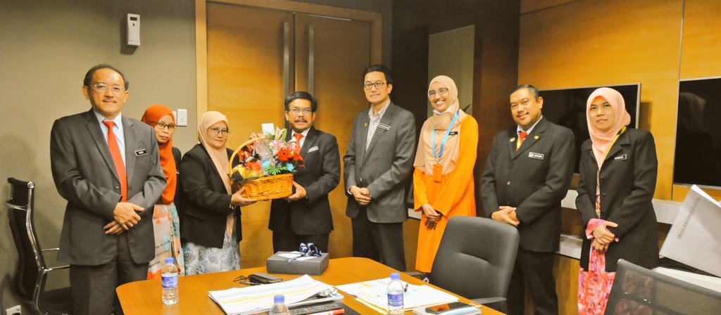BpCkas's tweet photo. Majlis Kunjung Hormat Pengarah Kanan CKAS Ke Pejabat KPKR Pada 30hb Sept. 2020 turut dihadiri ketua-ketua bahagian CKAS.
@PetraJayaMP @IrZulkefly @badio64 @noreha_nordin @anita_shafie @JKRMalaysia @CKASHQJKR https://t.co/xMSr1usoYj