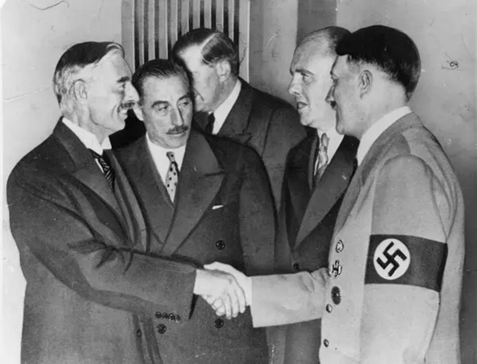 Hoje no Mundo Militar บนทวิตเตอร์: "Neste dia em 1938 a desastrosa e terrível "política de apaziguamento" de Neville Chamberlain atingiu o seu ponto máximo c/o primeiro-ministro britânico retornando p/a Inglaterra e acenando
