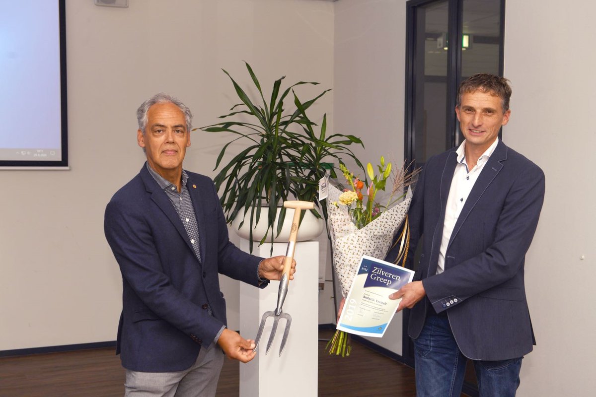 En toen vielen we zelf in de prijzen! Met de verkiezing #BesteGraslandboer hebben we de #ZilverenGreep gewonnen tijdens de prijsuitreiking voor de beste agrarische journalistieke producties van 2019. Een mooie opsteker!
bit.ly/3jhcjpa