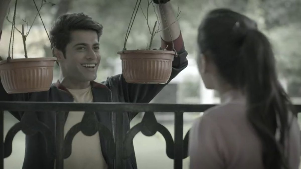notmakingsenseM's tweet photo. Cheers for Jhumri didi
She watered the Rose plants 🌹🤣👍❤️
#EDKV2 #ekdujekevaaste2 #mohitkumar #kanikkakapur #suman #shravan #mohika #SuVan #suvanbaneone https://t.co/tuDzbLl9sY
