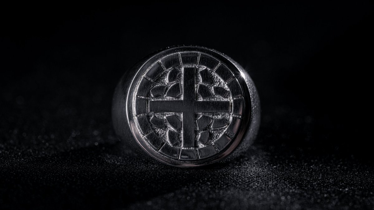 Juesmc's tweet photo. I had a silver ring made with the Mothra symbol that appears in the Showa era, after many months of delays related to Covid-19, today I received it in my hands and I cannot be more in love @SummitKaiju @MyKaiju @TohoKingdom @KaijuNewsOutlet @TOHO_GODZILLA https://t.co/1F5cIPFuUE