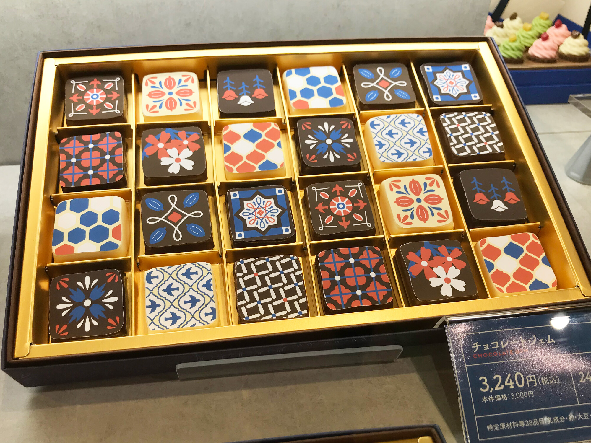 小田急百貨店 町田店 公式 本日リフレッシュオープンした地下1階 ベルプラージュ には 可愛いチョコレート がずらり 自由の女神が掲げるトーチをモチーフにした トーチチョコレート や モロッコの建造物をイメージした赤と青の繊細なタイル模様が 小田急百貨店 町田店 公式 本日リフレッシュオープンした地下1階 ベルプラージュ には 可愛いチョコレート がずらり 自由の女神が掲げるトーチをモチーフにした トーチチョコレート や モロッコの建造物をイメージした赤と青の繊細なタイル模様が