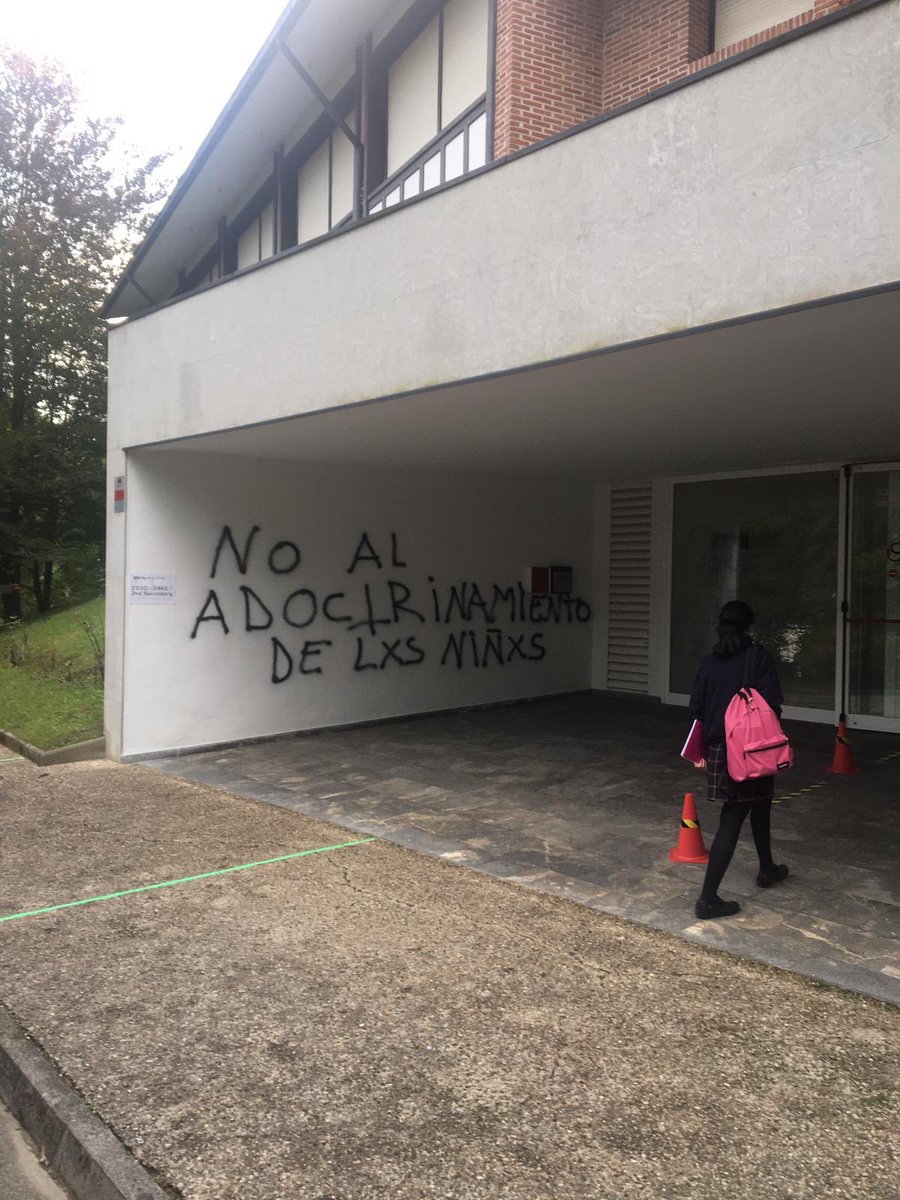 BorjaCorominas's tweet photo. Ir al colegio y ser testigo del odio y la intolerancia que unos pocos ejercen sobre el resto. El @colegioeskibel ha sufrido este ataque q esperemos sea condenado por el @DonostiakoUdala. No podemos permitir q vuelva a suceder, ni en Eskibel ni en ningún otro centro escolar. https://t.co/djWzh370be