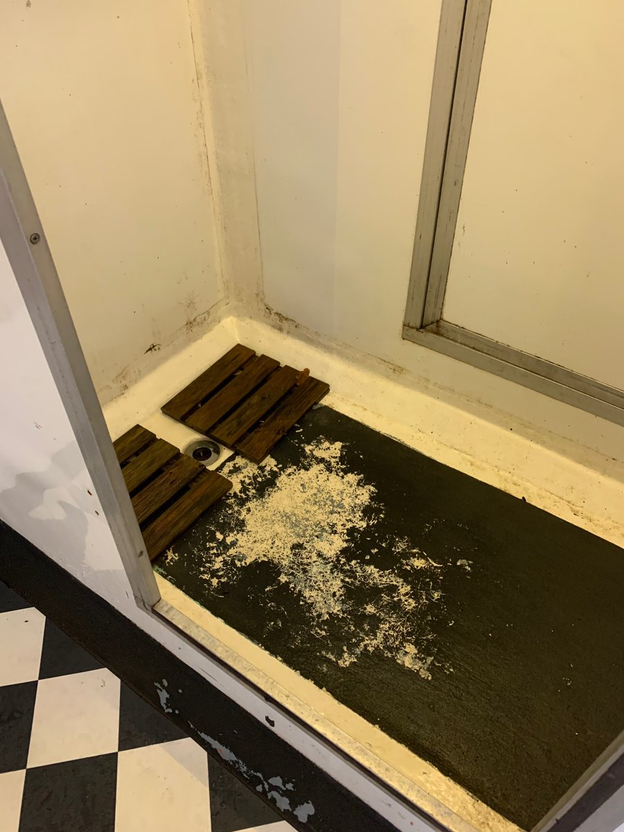 WilSenior's tweet photo. @Airbnb_uk Apparently you do not have a complaints dept for health and safety issues or a general manager for the UK? So, we are unable to complain about the safety of Exeter View Stables? (see pics). Case closed, as we didn't report it for 24 hours! #Airbnb #HealthAndSafety https://t.co/Vae85iYFWp