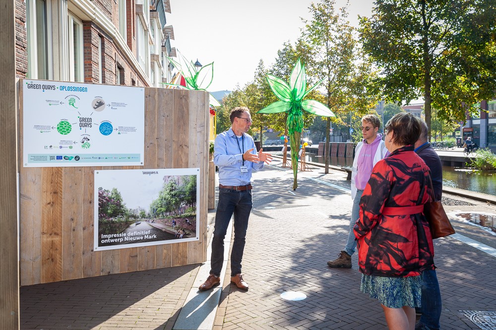RoelKlei's tweet photo. Afgelopen zaterdag organiseerden we de “Dag van de groene kades”. Het start-event van ons Europees @UIA_Initiative #GreenQuays project. Op deze foto geef ik uitleg over de doelstellingen van het project. Op de achtergrond de proefopstelling in de #NieuweMark! https://t.co/nXIPzWQUI1