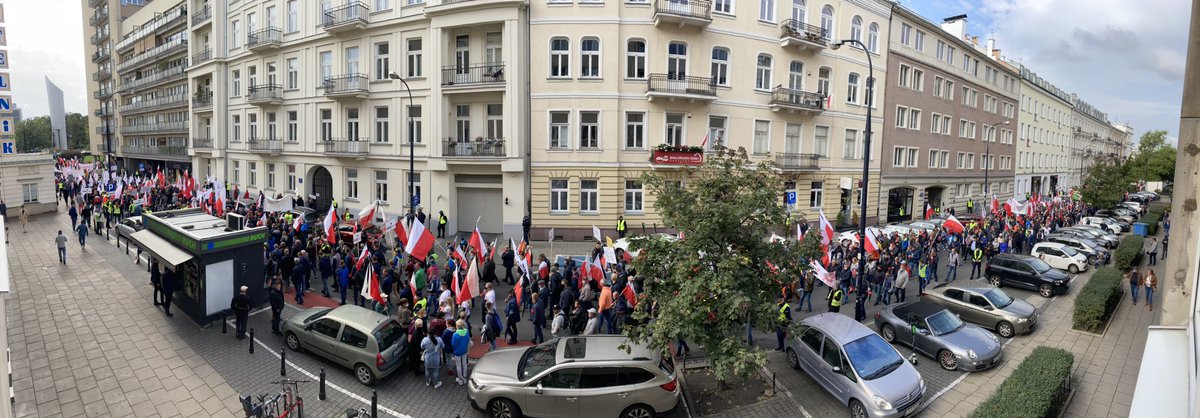 _PawelGrabowski's tweet photo. Wielki protest na ul. Wiejskiej w Warszawie‼️ Tysiące ludzi, to zdjęcie oddaje może 1/10 całości. Protestują rolnicy, z różnych branż, z całego kraju. Jestem ciekaw, co będzie dalej... https://t.co/ViILJXAZ51