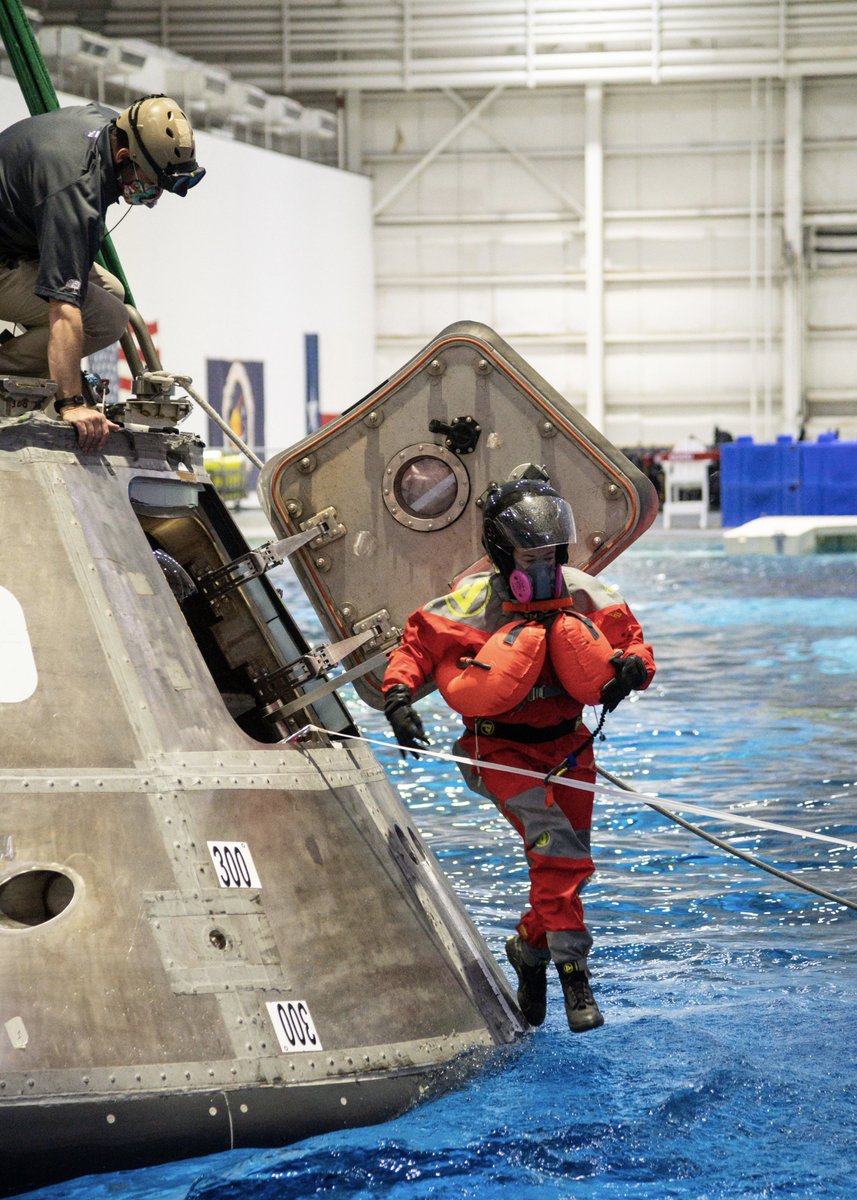 astro_matthias's tweet photo. From 🔥 to 🌊 – survival skills are a big part of any astronaut's training. This week @Thom_astro dove into water survival training at @NASA_Johnson. As backup for this mission &amp; in anticipation of our own, @Astro_Raja &amp; I are also preparing for whatever spaceflight may bring 🚀 https://t.co/fxTtnzHA6E