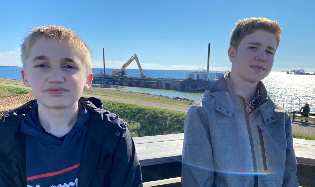 tunnelandrew's tweet photo. "Tunnelen bringer udlandet tæt på os og giver vores byer mulighed for udvikling." Siger Noah(t.v.) fra 'Internationalt Hold' på Rødby Skole, der har besøgt byggeriet af #Femern-tunnelen. "Det hjælper os til at perspektivere vores forhold til udlandet," siger Kristian(t.h.)
#dktrp https://t.co/HeavOWOrbS
