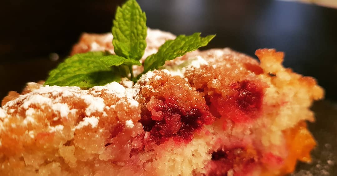bellybootstweet's tweet photo. My favourite dessert, raspberry &amp; peach buckle with some gorgeous vanilla @NFIceCream. Just love the cinnamon crumble top. #crumble #spongepudding #dessert #delish #fruitpudding #Desserts #homebaking #IceCream https://t.co/wu12AL5h9P