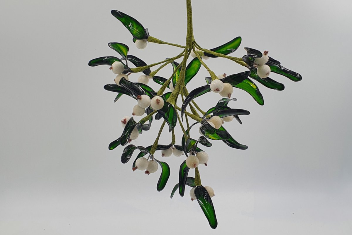 inionarts's tweet photo. Our mistletoe kits are live and ready to go! A fun and easy kit  which would make a great stocking filla gift. https://t.co/cLuRsctnMy #christmascraftkit #mistletoe #mistletoekit #resincraftkit #resincraftkits #christmasgift #stockingfilla #resinstarterkit #resin #resinstraterkit https://t.co/6FHNwE19d8