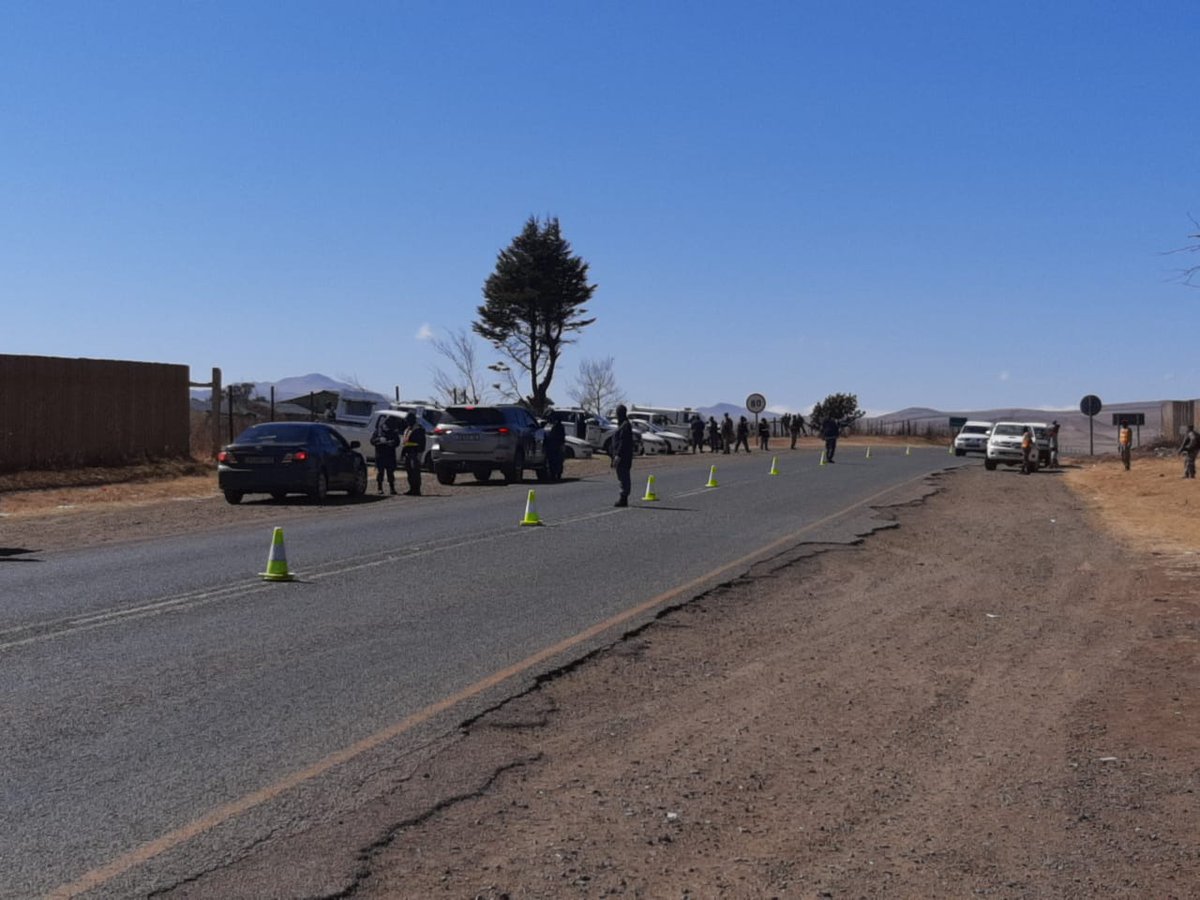 SANDF_ZA's tweet photo. SA National Defence Force soldiers and SA Police Service members conducted a roadblock at Cedarville.
Information by Captain P.N. Mboniswa and Photographs by Lieutenant Jantjies | Joint Tactical Headquarters Eastern Cape.
#sandf
#SANDF
#OpsNOTLELA
#CoronavirusInSA
#COVID19SA https://t.co/YCo2La079g