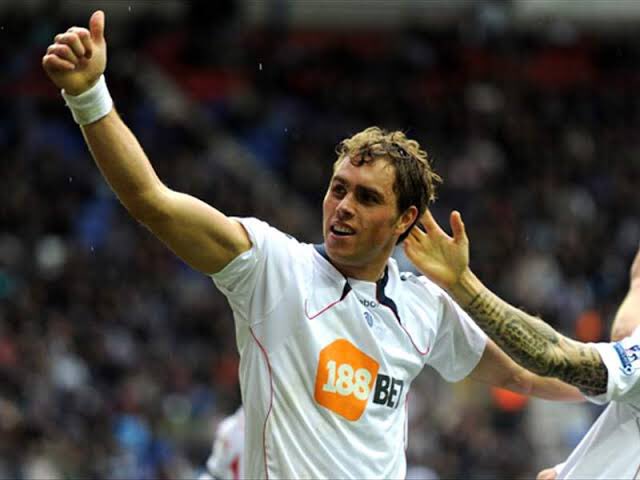 Johan Elmander or Nikola Zigic?