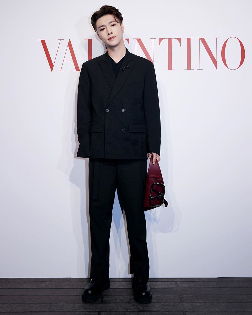 ExoLPortugal's tweet photo. #LAY [OFICIAL] 200930 Atualização do Lay (@layzhang) no Instagram. 

"Muito obrigado @MaisonValentino pelo convite! @.pppiccioli!"

#ZhangYixing
#EXO #EXOPORTUGAL #엑소  @weareoneEXO https://t.co/FIelmpPfkm
