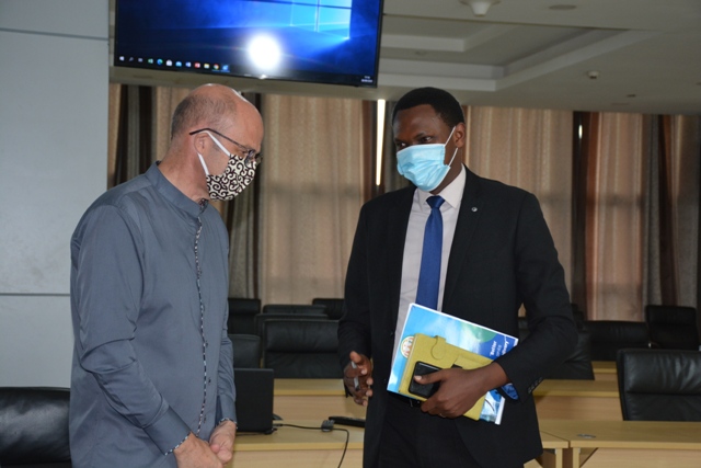 Nyarugenge District (@nyarugenge) on Twitter photo Muri aka kanya Umuyobozi Nshingwabikorwa w'Akarere amaze kwakira indahiro ya Bwana Cotton Philip wasabye ubwenegihugu bw'u Rwanda. <a href="/Rwandamigration/">Immigration | Rwanda</a> <a href="/ccpcotton/">Prof. Philip Cotton</a> <a href="/Uni_Rwanda/">University of Rwanda</a> <a href="/CityofKigali/">City of Kigali</a> <a href="/PudenceR/">Pudence RUBINGISA</a> <a href="/EmmyNGABONZIZA1/">Emmy NGABONZIZA</a> Muri aka kanya Umuyobozi Nshingwabikorwa w'Akarere amaze kwakira indahiro ya Bwana Cotton Philip wasabye ubwenegihugu bw'u Rwanda. <a href="/Rwandamigration/">Immigration | Rwanda</a> <a href="/ccpcotton/">Prof. Philip Cotton</a> <a href="/Uni_Rwanda/">University of Rwanda</a> <a href="/CityofKigali/">City of Kigali</a> <a href="/PudenceR/">Pudence RUBINGISA</a> <a href="/EmmyNGABONZIZA1/">Emmy NGABONZIZA</a>