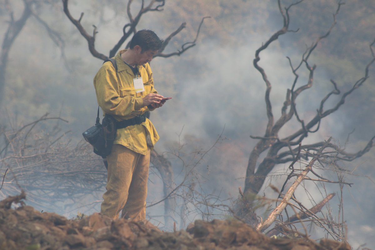deadlinederek's tweet photo. How about a little love for the men and women who are putting themselves on the lines to bring us news of these wildfires? @NorthBayNews photog @cchungphoto is as good as they get. #glassfire @PacMediaGuild @newsguild https://t.co/sJqhYrlORz