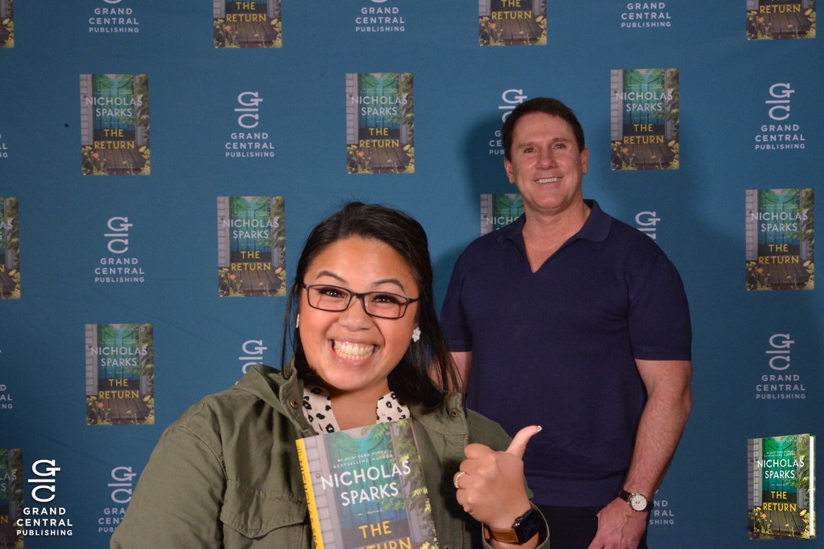 NicholasSparks's tweet photo. These photos were taken 6 feet apart at an angle, how cool is that?

Thanks, New Bern! Such a great kick off of my socially distanced book tour for #TheReturn — and these masks featuring all my novels?! 🙌 Excited for today’s @WarwicksBooks virtual event! https://t.co/YpVmLAv2vJ https://t.co/og6OFCDXJj