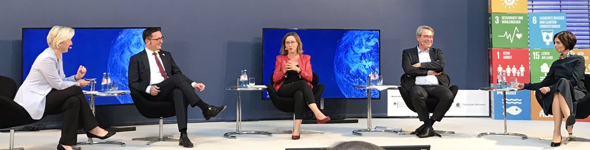 NHoenighaus's tweet photo. ❤️ Jutta Allmendinger und Sigrid Nikutta, die „Null-Ziele“ von Unternehmen für Frauen in Führungspositionen nicht mehr „niedlich“ finden. #DGCN2020 https://t.co/NPEpHUW5vj