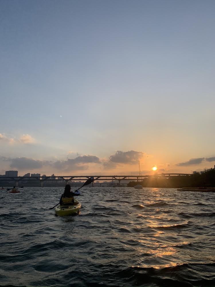 ranamajid007's tweet photo. What better way to enjoy the sunset in #Seoul than yachting in the #HanRiver.
#visitseoul #globalseoulmate #gsm2020 #seoulview #sunsetinseoul #seoullife https://t.co/aNygZx8BqK