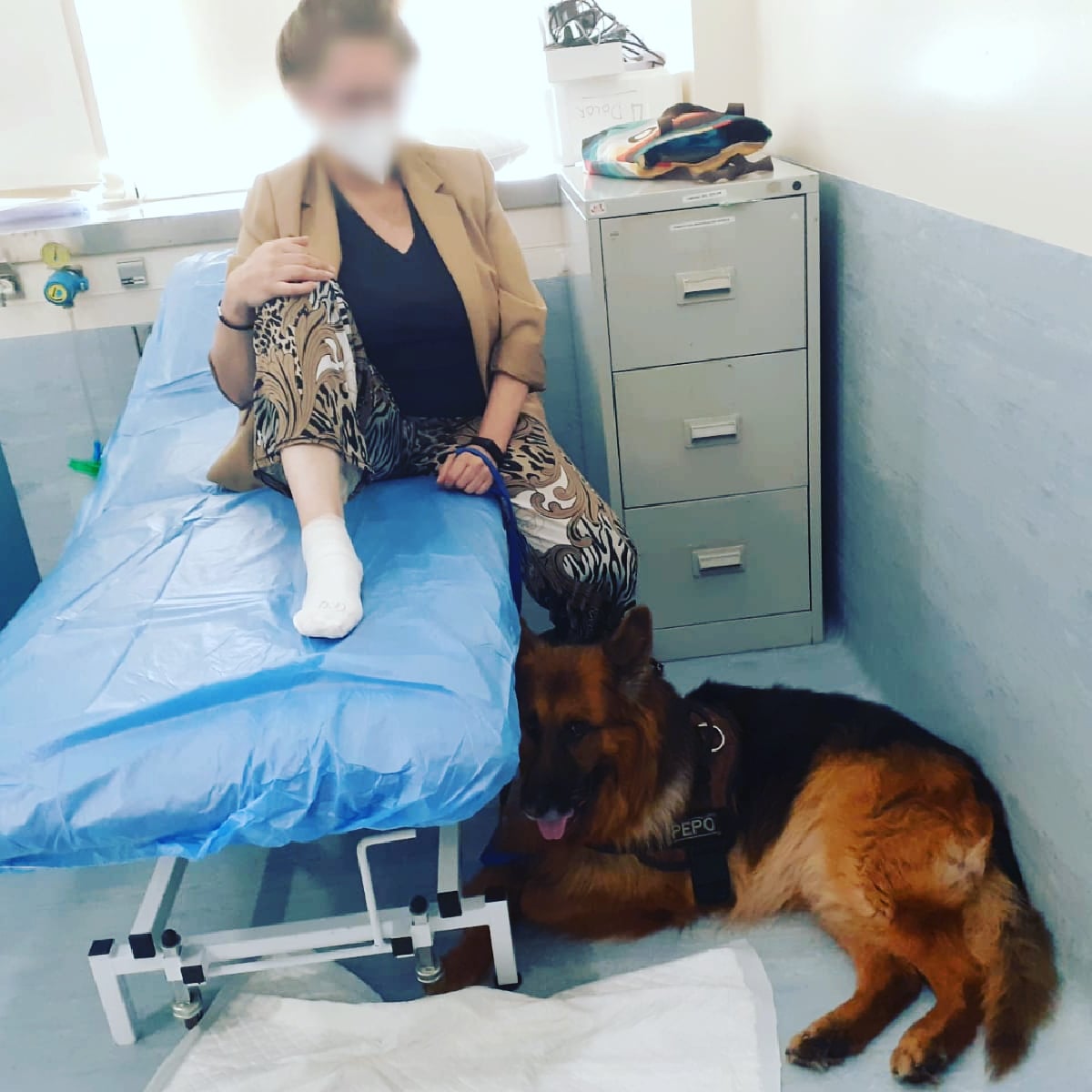 Hoy en la Fundación Jiménez Díaz. Kala en el hospital por primera vez. Parada por el vigilante hasta que han confirmado que pueden acceder. 
Hoy en la unidad del dolor. Todos encantados
#YoTengoUnPepo