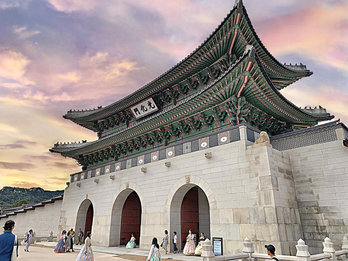 ranamajid007's tweet photo. Gwanghwamun Square and Gyeongbokgung Palace are among the must visit tourist attractions during the evening time.
#visitseoul #globalseoulmate #gsm2020 #seoulview #sunsetinseoul #seoullife https://t.co/Kka2SXmIjD
