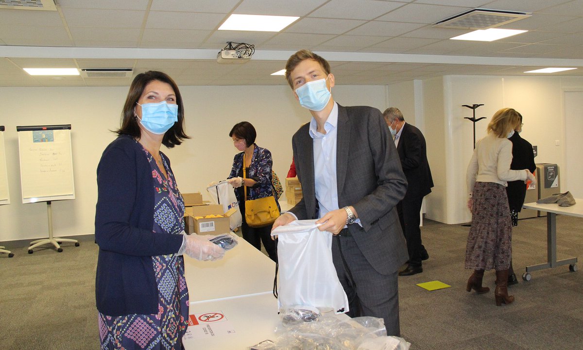 #CRWeek Engagement solidaire des collaborateurs de Marly-le-Roi pour @Malte_France atelier de confection de kit d’hygiène. Merci à tous. @celcom78 <a href="/catherinefabre1/">Catherine Fabre 🗼</a> <a href="/DelphineCr/">Delphine Creusot🏇</a> <a href="/LeTroquerS/">LETROQUER S</a> @AXAAtoutCoeur