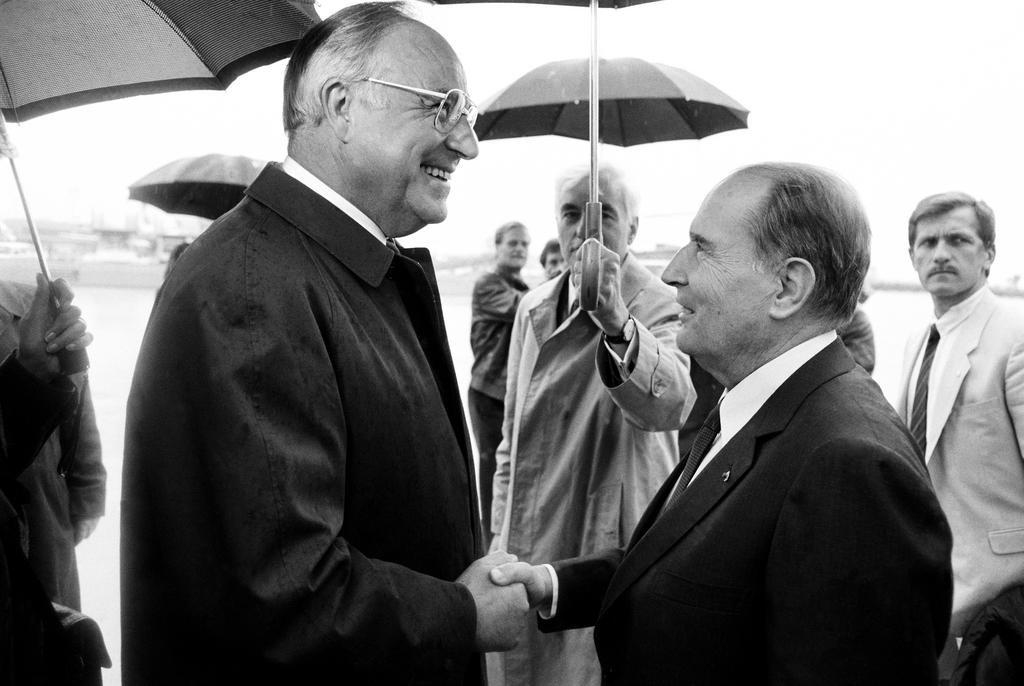 18/So in a historic meeting in early 1990, Mitterrand offered Kohl a deal: France would not obstruct German reunification if Kohl & the German political establishment committed to giving up the powerful D-Mark and replace it with a common European currency.