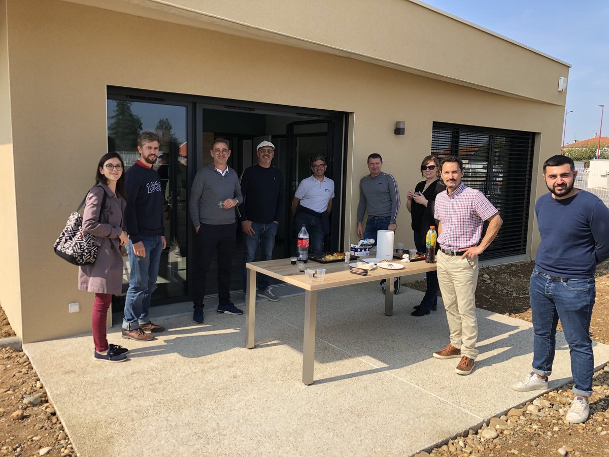 Desk_4_Work's tweet photo. Belle journée pour profiter de la terrasse et partager un « casse-croute vite fait » avec les entreprises qui nous construit nos locaux…
Encore merci à eux ! https://t.co/5IIqTX3xCg