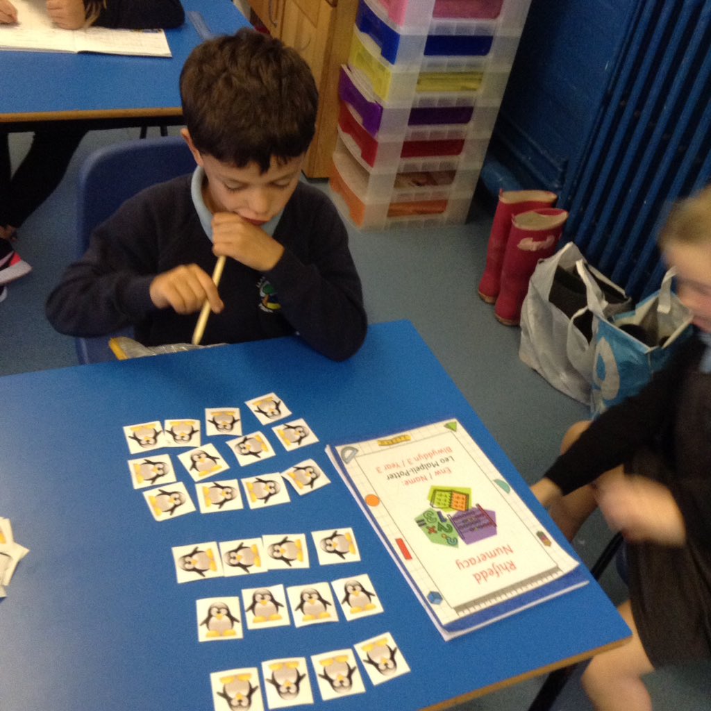 SchoolLlanmiloe's tweet image. Dosbarth Lleuad have been busy applying their numerical skills to work on the story book 365 Penguins. Grouping numbers, investigating triangular and square numbers, as well as calendar work and a bit of penguin craft to end the day. #numericalliteracy @WG_Education @CarmsCouncil