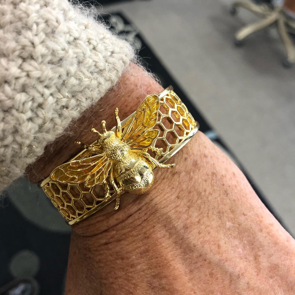 LMlulumartines's tweet photo. Las abejas tienen un papel clave para el ecosistema y para nosotros, esta en concreto está hecha con todo el detalle, no os parece?
#lulumartines #pulseras #pulserasbonitas #pulserasabejas #pulserasdemoda #pulserashechasamano #handmade #jewelry #handmadejewelry #brazalets https://t.co/jusaHkANqU