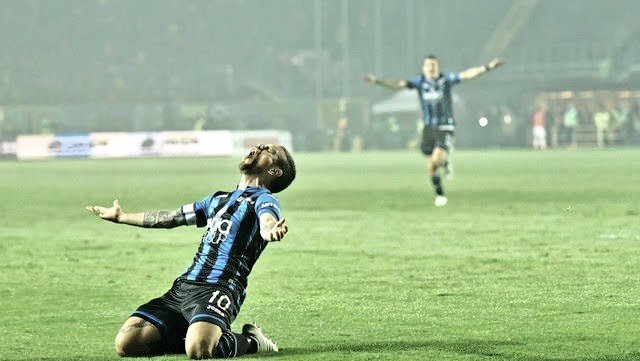 JoelSierra_'s tweet photo. 'Papudona' 🔟⚫🔵

El D10S de la Dea será con los años algo similar en Bérgamo a lo que es el Diego en Napoli. Un futbolista de otro tiempo pero moderno al 100%. Un extremo encarador erigido en el mejor regista a todo campo de Europa. Casi un milagro.

↪️ https://t.co/2WoCP786gY https://t.co/xVJBL3djco