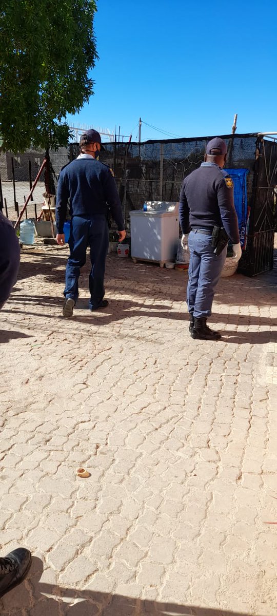 SANDF_ZA's tweet photo. SA National Defence Force members under the command of Corporal M.M. Maruping provided support to the SA Police Service with cordon and search in Victoria West, Northern Cape.
#sandf
#SANDF
#OpsNOTLELA
#CoronavirusInSA
#COVID19SA https://t.co/753DSJ3sjd