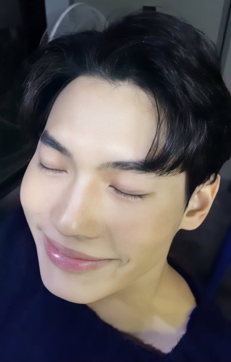 maswettiemtw's tweet image. ไม่ว่าจะเป็นทรง #เหม่งนี้พี่รัก หรือทรงไหน น้องวินก็ยังคงเป็นคนที่หล่อหนัก หล่อจัด หล่อแบบน่ารักในเวลาเดียวกัน หล่อไม่หวั่น หล่อไม่เผื่อแผ่ใคร เซ็ทผมขึ้นเพื่อเปิดโชว์หน้าผากที่แสนเกลี้ยงเกลานี่มันสุดปัง เพิ่มลุคคุณชายและความน่าเกรงขาม ทรงผมทดสอบความเป็นแม่ที่แท้จริง