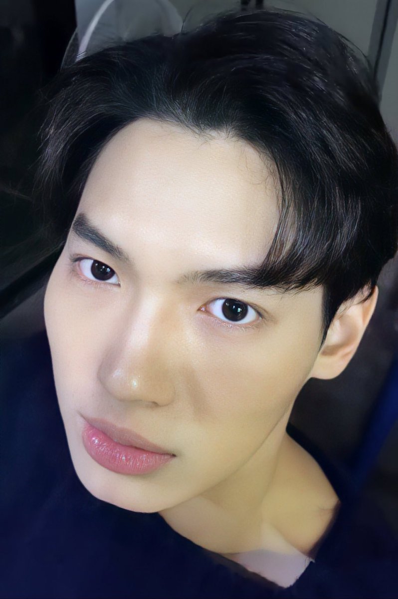 maswettiemtw's tweet image. ไม่ว่าจะเป็นทรง #เหม่งนี้พี่รัก หรือทรงไหน น้องวินก็ยังคงเป็นคนที่หล่อหนัก หล่อจัด หล่อแบบน่ารักในเวลาเดียวกัน หล่อไม่หวั่น หล่อไม่เผื่อแผ่ใคร เซ็ทผมขึ้นเพื่อเปิดโชว์หน้าผากที่แสนเกลี้ยงเกลานี่มันสุดปัง เพิ่มลุคคุณชายและความน่าเกรงขาม ทรงผมทดสอบความเป็นแม่ที่แท้จริง