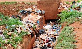 EHROrganizatio1's tweet photo. Le principal facteur de pollution à grande échelle dans notre cadre de vie au Burkina Faso, est le sac d'emballage plastique. C'est pourquoi nous travaillons sur une campagne de remplacement de ceux-ci par les sacs d'emballages papier. #EHRO-bf https://t.co/F4eQi0oqNK